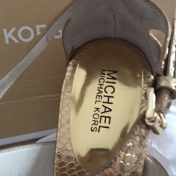 Ladies Michael by Michael Kors Sandals leather Tstrap  Marigold Rhinestones 8.5m - Picture 7 of 15